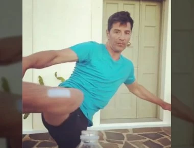 Έχετε δει το εντυπωσιακό bottle cup challenge του Σάκη Ρουβά;